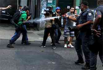 Policiais usam gs de pimenta e bombas de gs lacrimogneo(foto: REUTERS/Pilar Olivares)