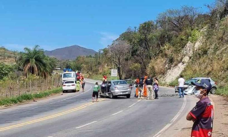 Uma criança morreu e três pessoas ficaram feridas em acidente na BR-381, em Ravena(foto: Redes Sociais/Reprodução) acidente grave na BR-381, em Ravena