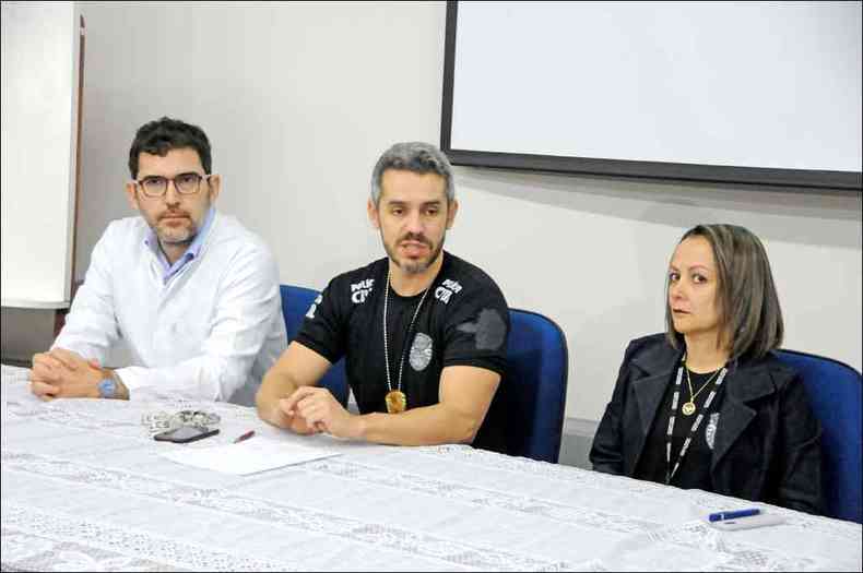 Ricardo Arajo, Thales Bittencourt e Adriana Abreu, da equipe do IML, que j identificou 91% das vtimas (foto: Paulo Filgueiras/EM/DA PRESS)
