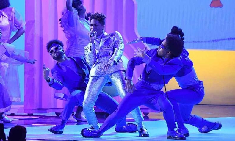 O cantor norte-americano Jon Batiste se apresenta no palco durante a 64� edi��o do Grammy Awards no MGM Grand Garden Arena, em Las Vegas, em 3 de abril de 2022