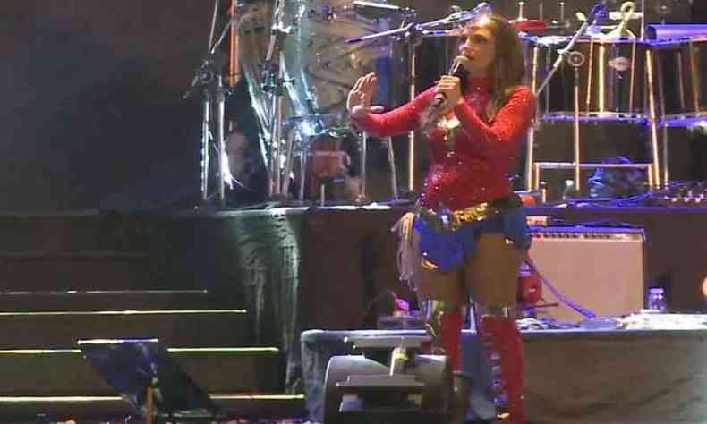 Momento em que a cantora Ivete Sangalo interrompe o show aps o desabamento de parte do camarote(foto: TV Sergipe)