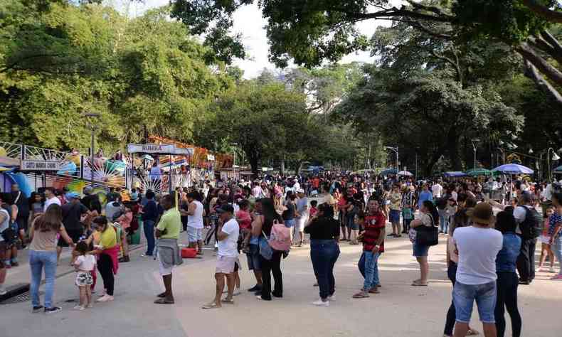 Parque Municipal com muitas pessoas nas filas para os brinquedos 