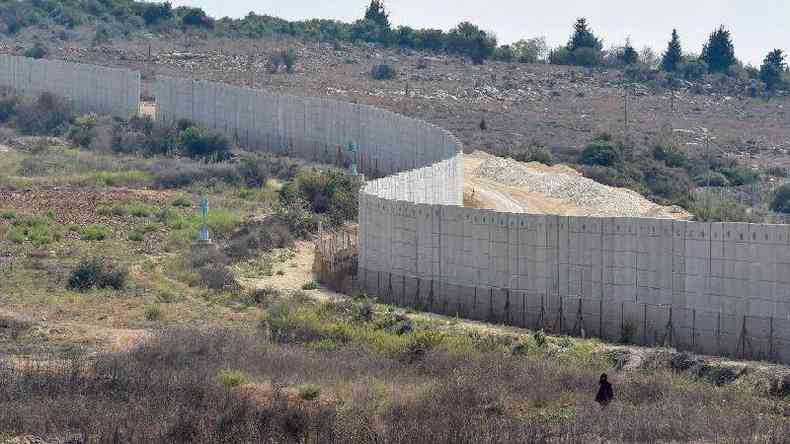 Vista geral do muro na fronteira entre Israel e o Lbano, visto da aldeia de Dhayra, sul do Lbano, em 10 de outubro de 2023