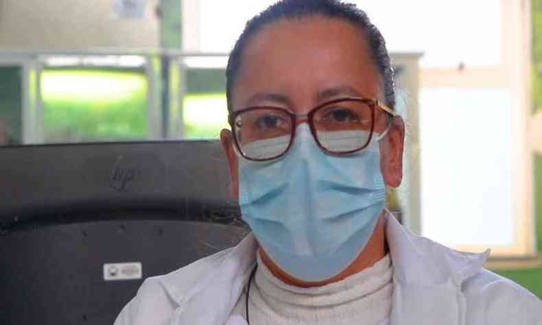 A enfermeira plantonista Magaly Leite alerta a populao sobre o que  estar intubado em uma UTI(foto: Prefeitura de Ouro Preto/Divulgao)