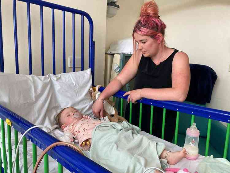 Teddi e Ally Shaw no Royal Children's Hospital em Manchester.