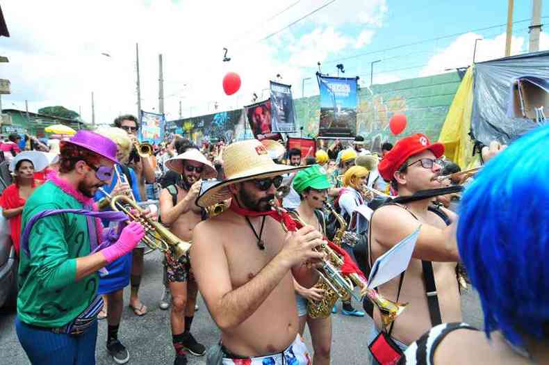 Desfile do bloco Queimando o Filme pelas ruas do Bairro Santa Tereza, em fevereiro