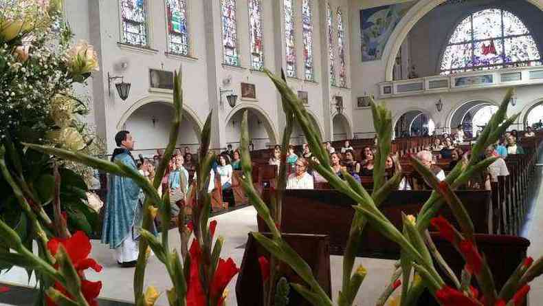 Centenas de pessoas passaram pela Igreja Nossa Senhora do Carmo neste sbado(foto: Jair Amaral/EM/D.A.Press)