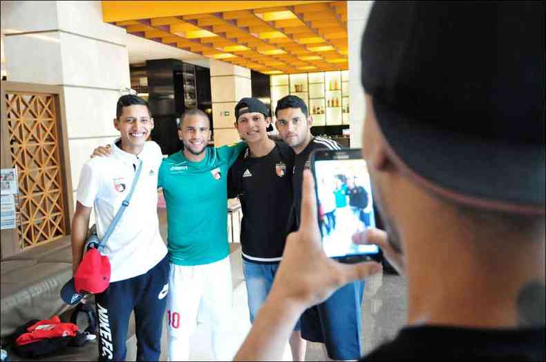 O volante David Centeno posa para fotos com torcedores do Deportivo Lara no hotel onde a delegao est hospedada(foto: Gladyston Rodrigues/EM/D.A Press)