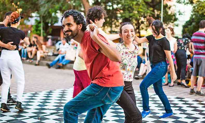 Danarinos de lindy hop se apresentam nas ruas de BH