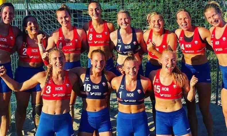 Seleção norueguesa de handebol de praia posa para foto usando short em vez de biquíni como uniforme