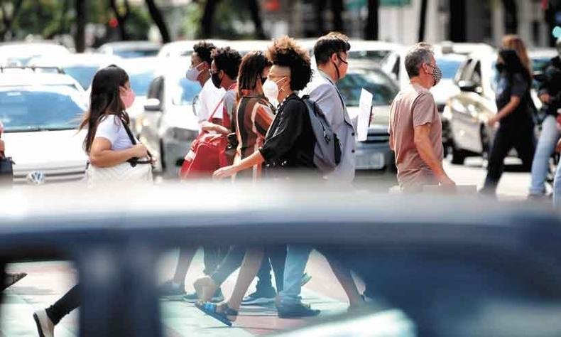 Movimento no Centro de Belo Horizonte: velocidade de transmiss�o do coronav�rus vem crescendo, apesar de se manter na faixa de controle (foto: Gladyston Rodrigues/EM/D.A Press - 4/5/21)