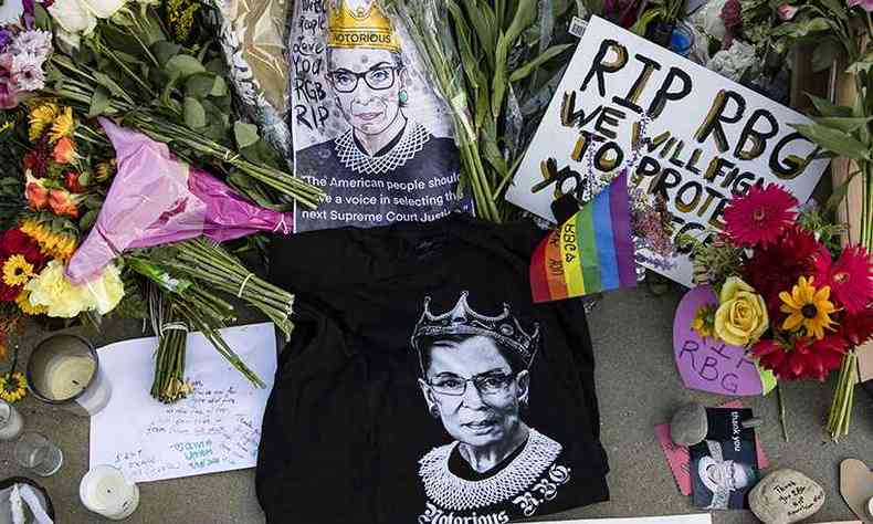 Homenagens deixadas no memorial  juza da Suprema Corte dos Estados Unidos, Ruth Bader Ginsburg, que morreu ontem(foto: Samuel Corum / GETTY IMAGES NORTH AMERICA / Getty Images via AFP )