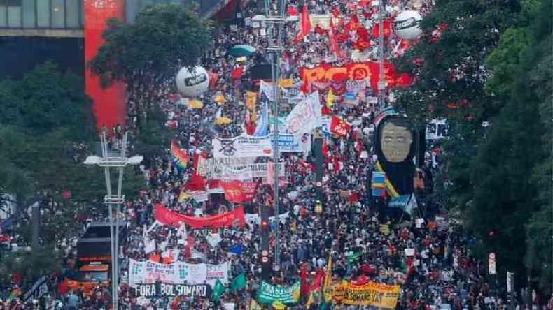 Manifestao contra Bolsonaro em So Paulo no dia 29 de maio; lderes de movimentos de direita entrevistados apontam para risco de contgio por covid-19 nos protestos(foto: EPA/Fernando Bizerra)