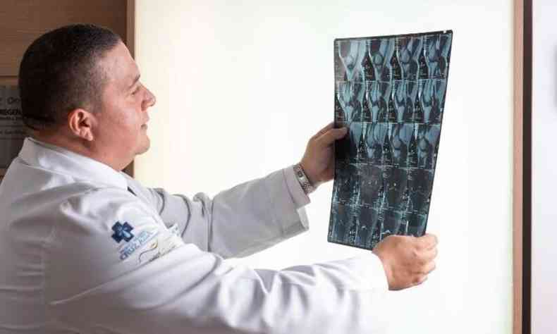 Luiz Felipe Carvalho, ortopedista analisa raio-x