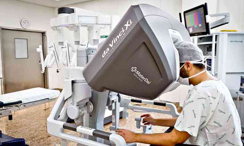 Rede hospitalar investe constantemente em tecnologia e robs so usados em cirurgias(foto: samuel G/Divulgao)