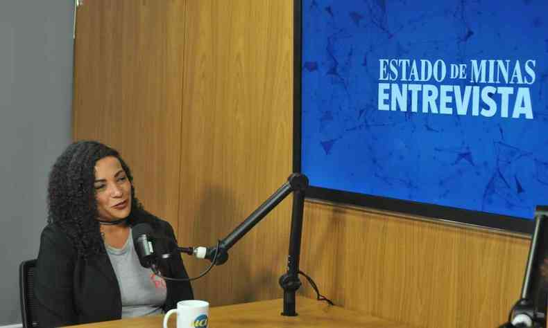 Renata Regina, candidata ao governo de Minas no estdio do podcast 'EM Entrevista'