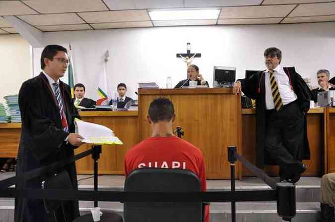 Bruno entre o promotor Henry Wagner (E) e o advogado de defesa, Lcio Adolfo, durante julgamento em que foi condenado(foto: Marcelo Albert/TJMG)