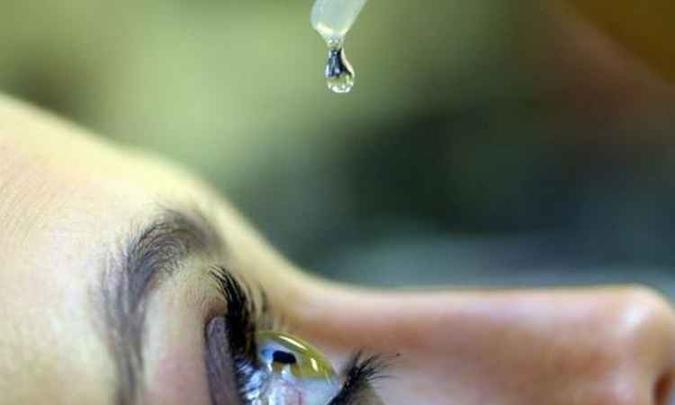 Olhos lacrimejantes e secreção esbranquiçada estão entre os sintomas da doença(foto: Arquivo/Agência Brasil) Olhos lacrimejantes e secreção esbranquiçada estão entre os sintomas da doença(foto: Arquivo/Agência Brasil)