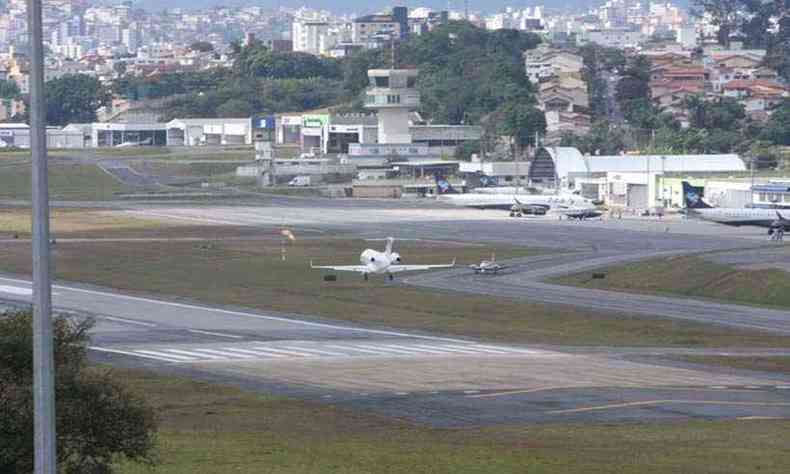 Pista do aeroporto da Pampulha: estado pretende buscar parceiro privado com inteno de transformar o terminal em polo de aviao executiva(foto: Edsio Ferreira/EM/D.A Press - 29/5/18)
