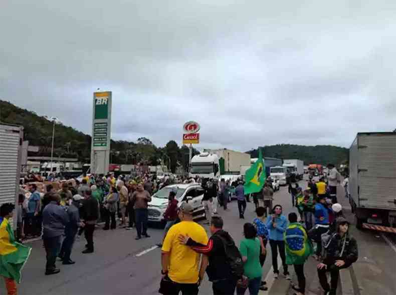 Manifestantes bolsonaristas bloqueiam parte da BR-040, em Juiz de Fora, contra o resultado das eleies presidenciais de 2022 manifestantes bandeira do brasil rodovia Graal