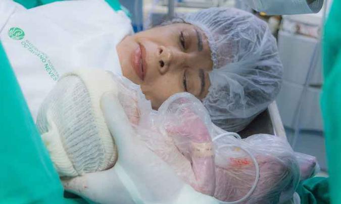 Parto de Norma de Oliveira, de 64 anos, que deu à luz na Maternidade Octaviano Neves(foto: Origem Fotografia/Especializada em fotos e filmagem de partos/Divulgação) Parto de Norma de Oliveira, de 64 anos, que deu à luz na Maternidade Octaviano Neves(foto: Origem Fotografia/Especializada em fotos e filmagem de partos/Divulgação)