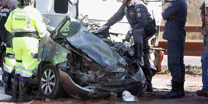 O motorista de um Fiat Uno morreu preso s ferragens(foto: Edsio Ferreira/EM/D.A.Press)