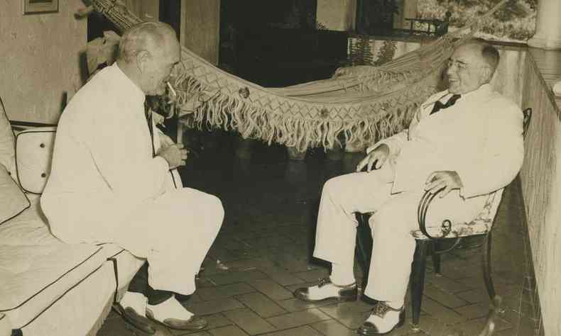 Oswaldo Aranha e Getlio Vargas conversam em varanda em Petrpolis, em 1953