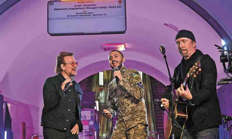 Bono, vestido de preto; Taras Topolia, cantor da banda Antytila, vestido em uniforme militar, e o guitarrista The Edge tocam em estao de metr em Kiev