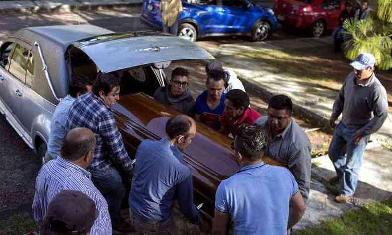 (foto: Funeral do candidato a prefeito em Michoac, ngeles Jurez, assassinado em casa nessa quinta-feira )