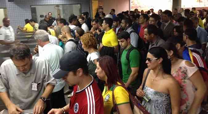 Longas filas para entrar na estao do metr na Rodoviria do Plano Piloto(foto: Bruno Peres/CB/DA Press)