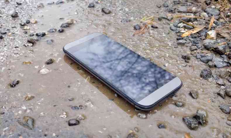 celular encontrado no meio da lama