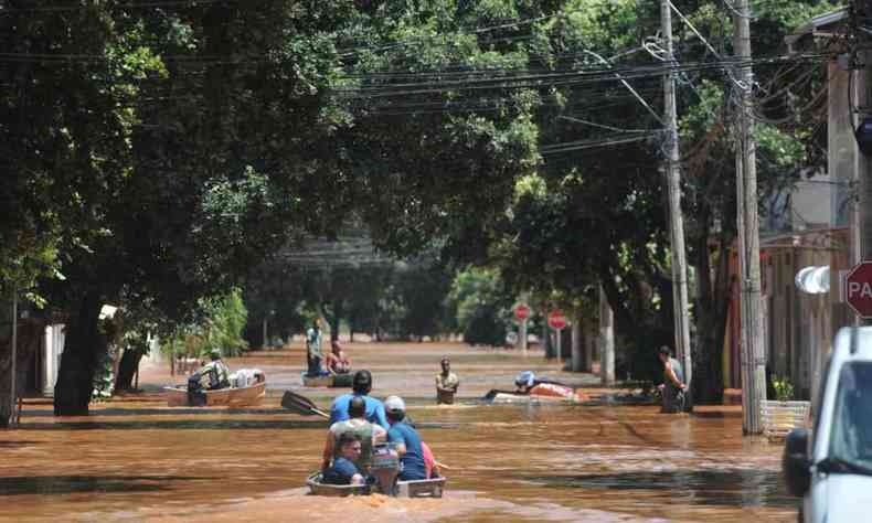 A movimentao de embarcaes nas ruas alagadas do Bairro So Pedro