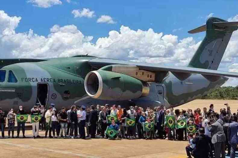 Refugiados saem do avio da FAB