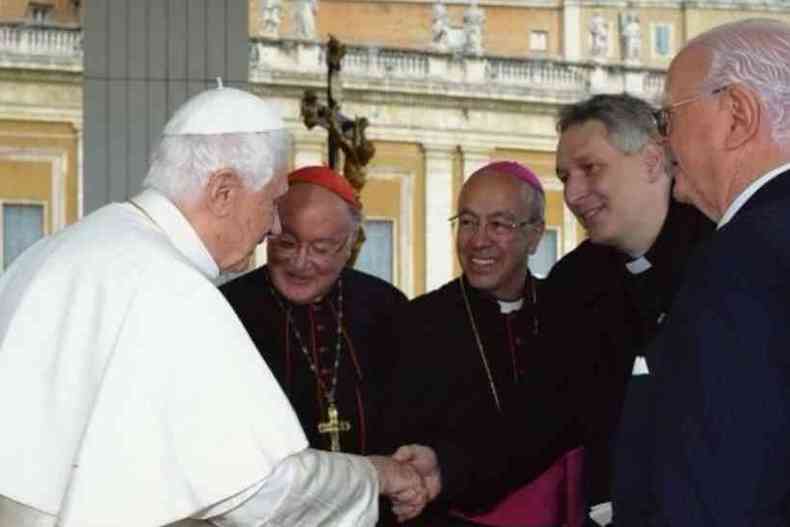 Padre Marcelo Rossi cumprimenta Papa Bento XVI