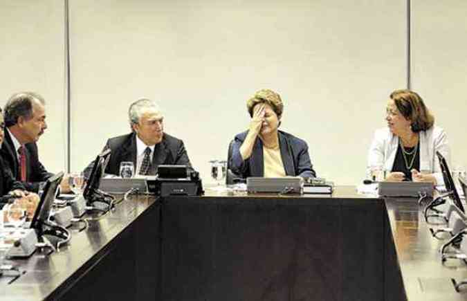 Dilma se reuniu ontem com integrantes do governo e lderes da base aliada para discutir a reforma poltica (foto: Carlos/CB/D.A Press )