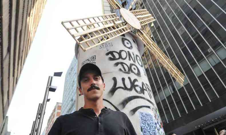 Andr Martins, do Grupo Giramundo, em frente  instalao que criou com um moinho, instalada na Praa Sete. Trabalho divulgou o novo disco do rapper Djonga