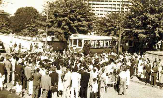 Para a realizao da Copa do Mundo de 1950, Belo Horizonte ganhou bondes fechados, um dos avanos para a mobilidade urbana na poca(foto: Arquivo EM 26/4/1950)