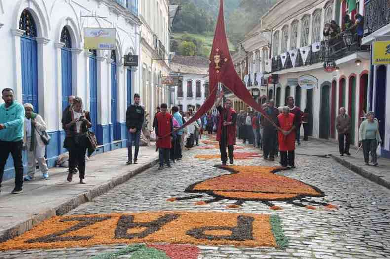 Tradio em Ouro Preto, tapetes tomam as ruas da cidade e so atrao  parte na comemorao de Corpus Christi(foto: Paulo Filgueiras/EM/D.A Press 20/6/19)