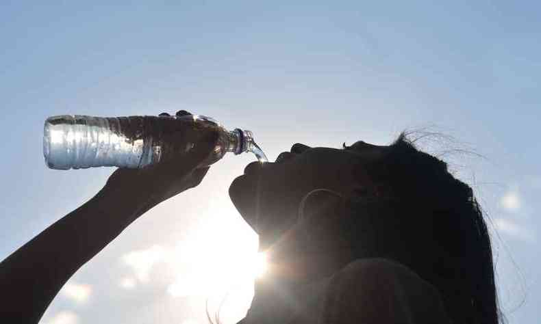 Abusar da hidratao  fundamental para dias de calor intenso(foto: Leandro Couri/EM/D.A. Press)