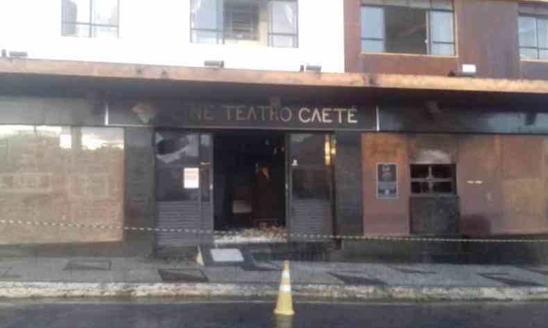 Prefeitura da Caet divulgou nota sobre o ocorrido e publicou fotos dos estragos no nico cinema da cidade(foto: Reproduo da internet/Facebook/Prefeitura de Caet)