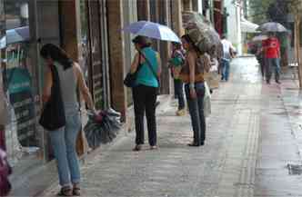 Movimento fraco de consumidores nas ruas da Savassi por conta da chuva (foto: Jackson Romanelli/EM/D.A Press)