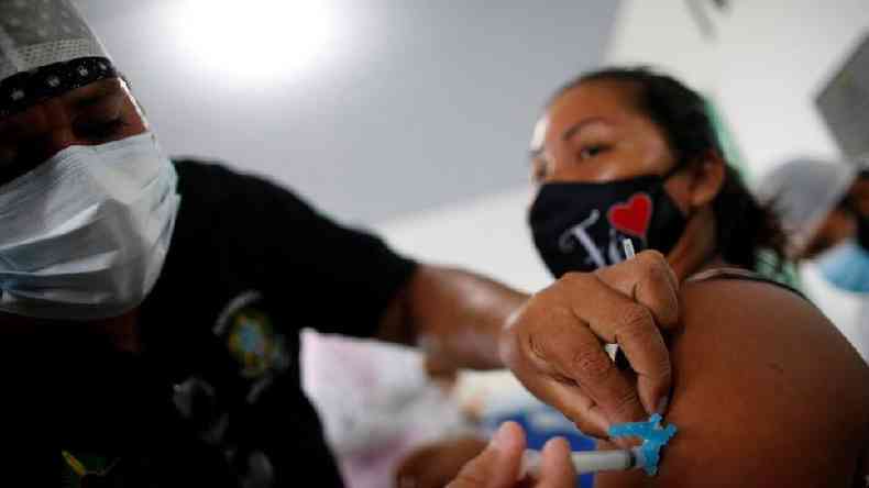 O Brasil comeou a vacinao duas semanas depois de pases como Reino Unido e Estados Unidos(foto: Reuters)