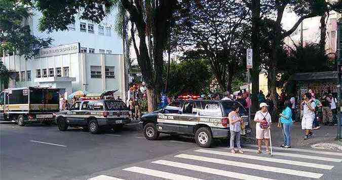 Viaturas das policias Militar e Civil foram para o local depois do homicdio(foto: Marcelo Oliveira/EM/D.A.Press)