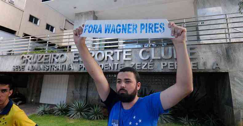 Lucas Regasi levou uma faixa pedindo a renncia do atual presidente, que tem resistido  sada(foto: LEANDRO COURI/EM/D.A PRESS)