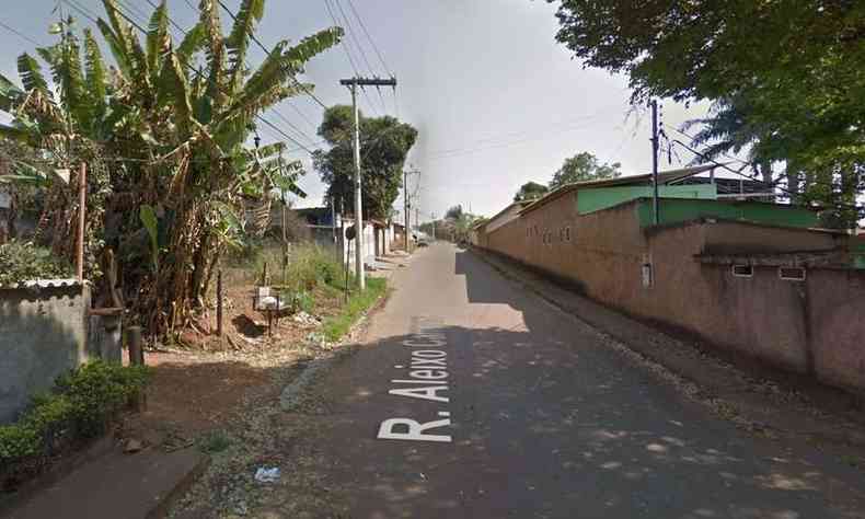 Vtima foi encontrada esfaqueada na Rua Aleixo Campos, no Bairro Bom Jardim, em Mrio Campos(foto: Google Street View/Reproduo)
