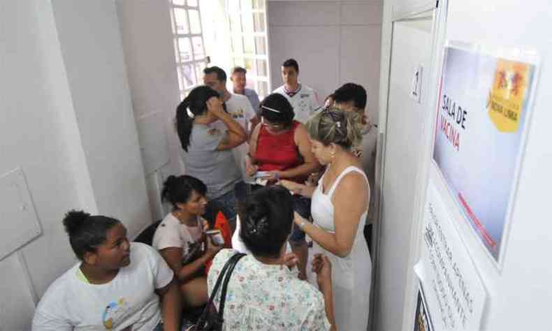 Moradores de Nova Lima tomam a vacina contra a febre amarela: 11 pessoas no estado tiveram testes positivos para a doena e 10 casos ainda esto sendo investigados(foto: Alexandre Guzanshe/EM/DA Press)