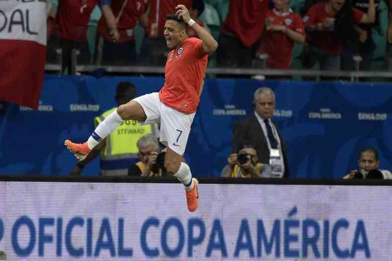 Snchez, um dos astros da equipe chilena, marcou o gol do triunfo em Salvador(foto: Juan Mabromata/AFP)