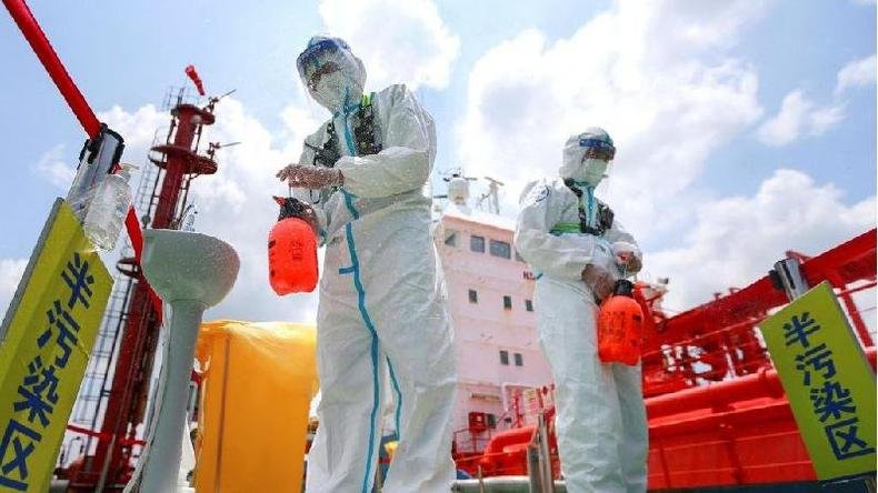 Funcion�rios t�m desinfetado muitas �reas de Nanjing, incluindo o porto(foto: Getty Images)