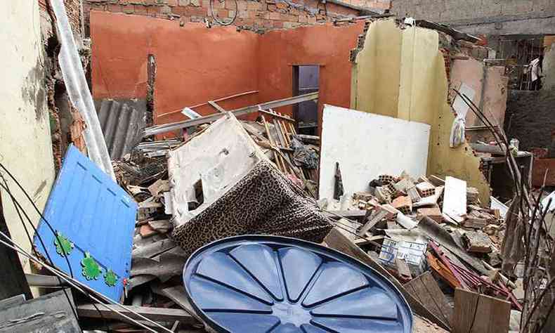 Casa danificada pelo temporal do fim de semana no Bairro Primeiro de Maio(foto: Edsio Ferreira/EM/D.A Press - 10/02/2021)