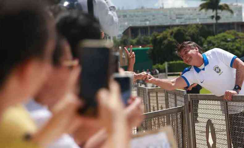 Bolsonaro nesse domingo (15) descumprindo orientaes de autoridades sanitrias para ficar em quarentena(foto: Jos Cruz/Agncia Brasil)